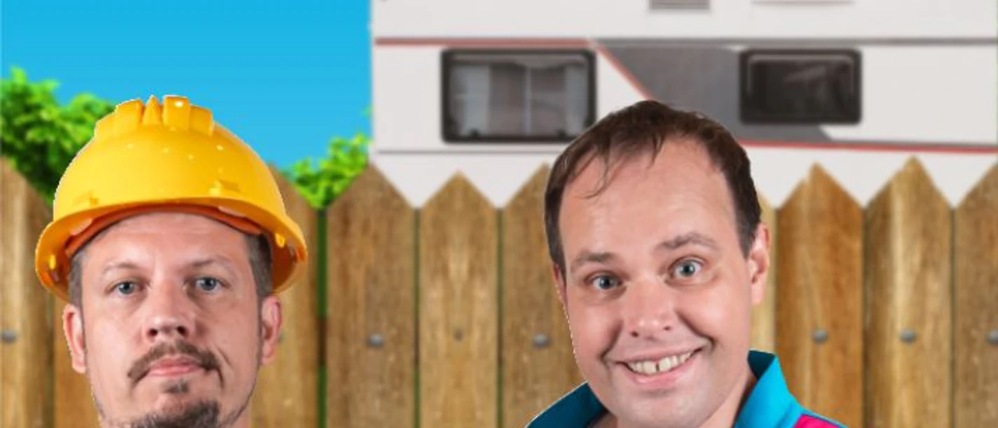 Campingfreunde (Foto ZIMMER.THEATER).jpg Stefan Marx und Simon Hillebrand vor einem Wohnwagen