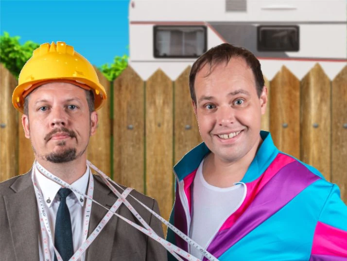 Campingfreunde (Foto ZIMMER.THEATER).jpg Stefan Marx und Simon Hillebrand vor einem Wohnwagen
