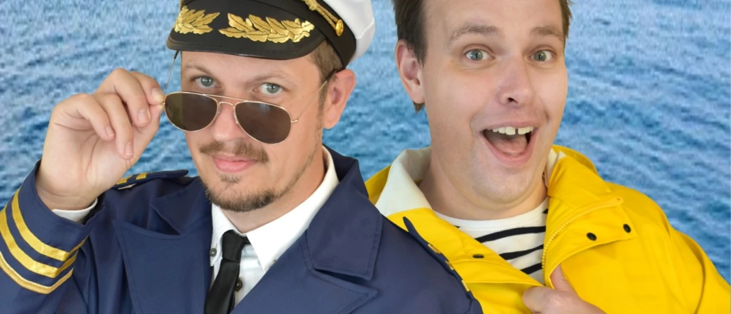 Männer über Bord (Foto ZIMMER.THEATER).jpg Kapitän Stefan Marx und Simon Hillebrand vor Hoher See