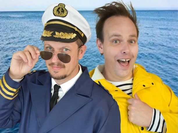 Männer über Bord (Foto ZIMMER.THEATER).jpg Kapitän Stefan Marx und Simon Hillebrand vor Hoher See