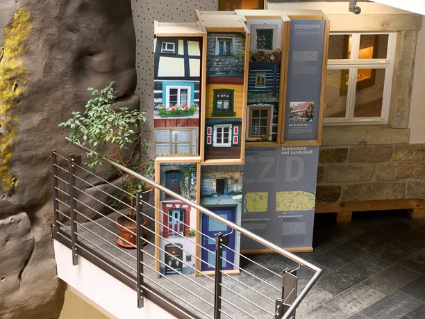 Nationalparkzentrum Modell eines mehrstöckigen Gebäudes mit detaillierten Fenstern und Balkonen, ausgestellt auf einer Galerie.