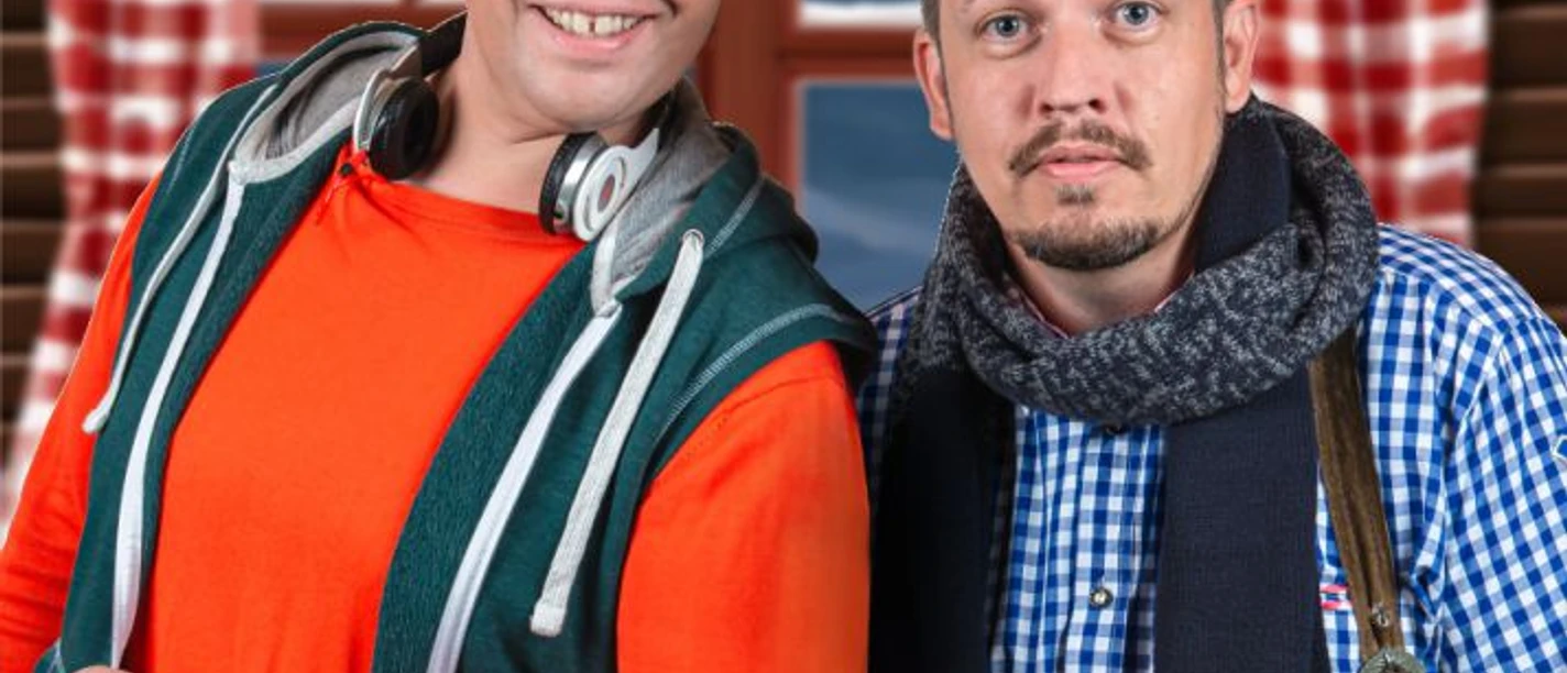 Eine schöne Bescherung (Foto ZIMMER.THEATER).jpg Stefan Marx und Simon Hillebrand vor Fenster