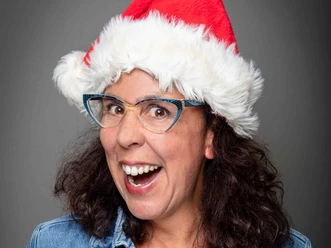 Portrait Sybille Bullatschek mit Weihnachtsmütze