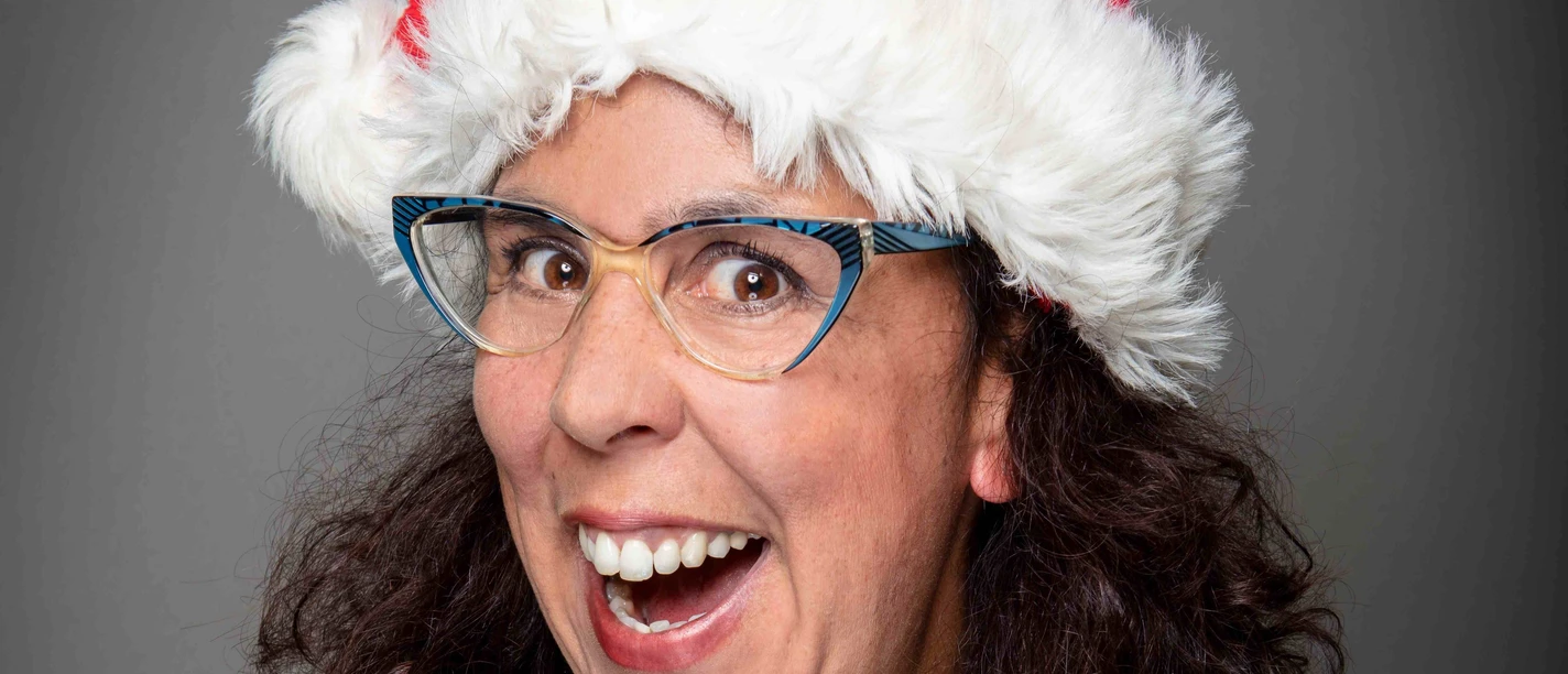 Sybille Bullatschek (Foto Stefan Mager).jpg Portrait Sybille Bullatschek mit Weihnachtsmütze