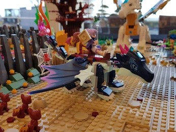 bricks-am-meer-legodrache Lego-Drachenfigur mit Reiterin in fantasievoller Landschaft aus bunten Bausteinen.