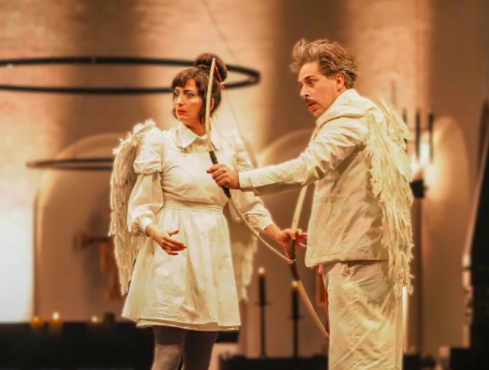 Cirque Bouffon - Célébration Zwei Künstler in Engel-Kostümen auf einer Bühne während einer Aufführung des Cirque Bouffon.Two artists in angel costumes on a stage during a Cirque Bouffon performance.