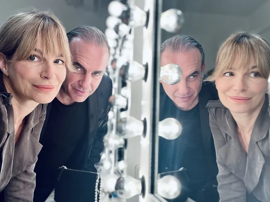 Offene Zweierbeziehung.jpg Das Bild zeigt die beiden Schauspieler, Alexandra Kamp und Miguel Abrantes Ostrowski, vor einem Spiegel