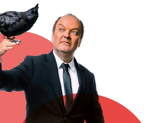 Jens Wawrczeck.jpg Das Bild zeigt einen Mann, der einen Raben aus der Hand hält.