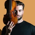 Niek Baar.jpg Das Bild zeigt Niek Baar, der eine Geige in der Hand hält.
