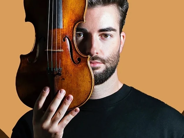 Niek Baar.jpg Das Bild zeigt Niek Baar, der eine Geige in der Hand hält.