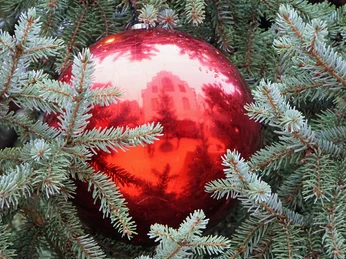 Weihnachtskugel-mit-Spiegelung-Rathaus.jpg