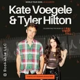 Kate Voegele und Tyler Hilton vor einem Filmband-Hintergrund in aufrechter Pose.