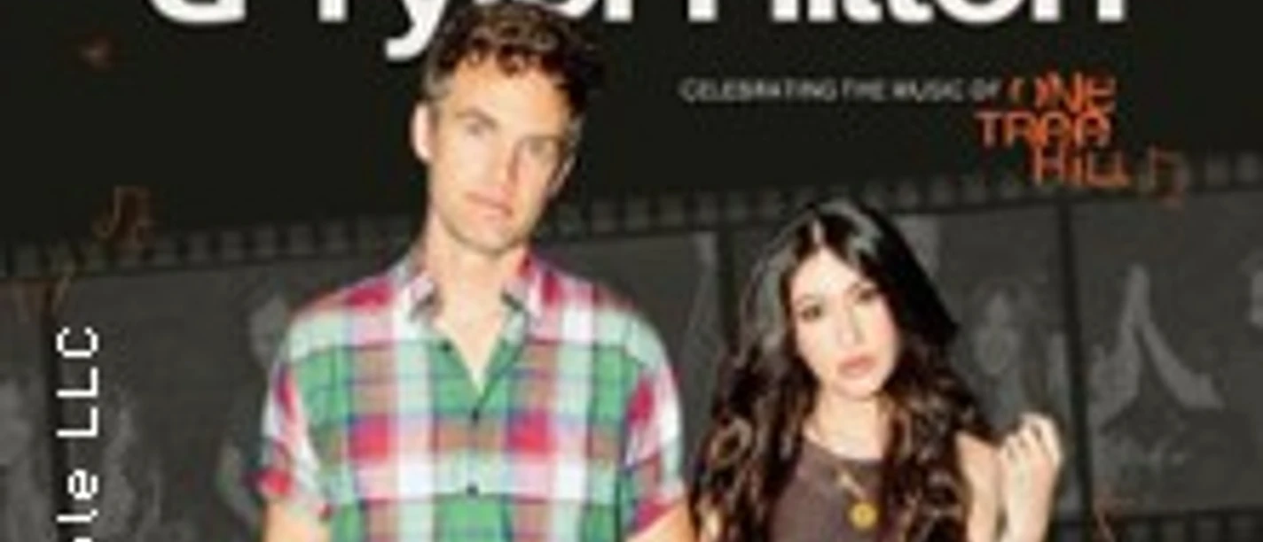 Kate Voegele und Tyler Hilton vor einem Filmband-Hintergrund in aufrechter Pose.