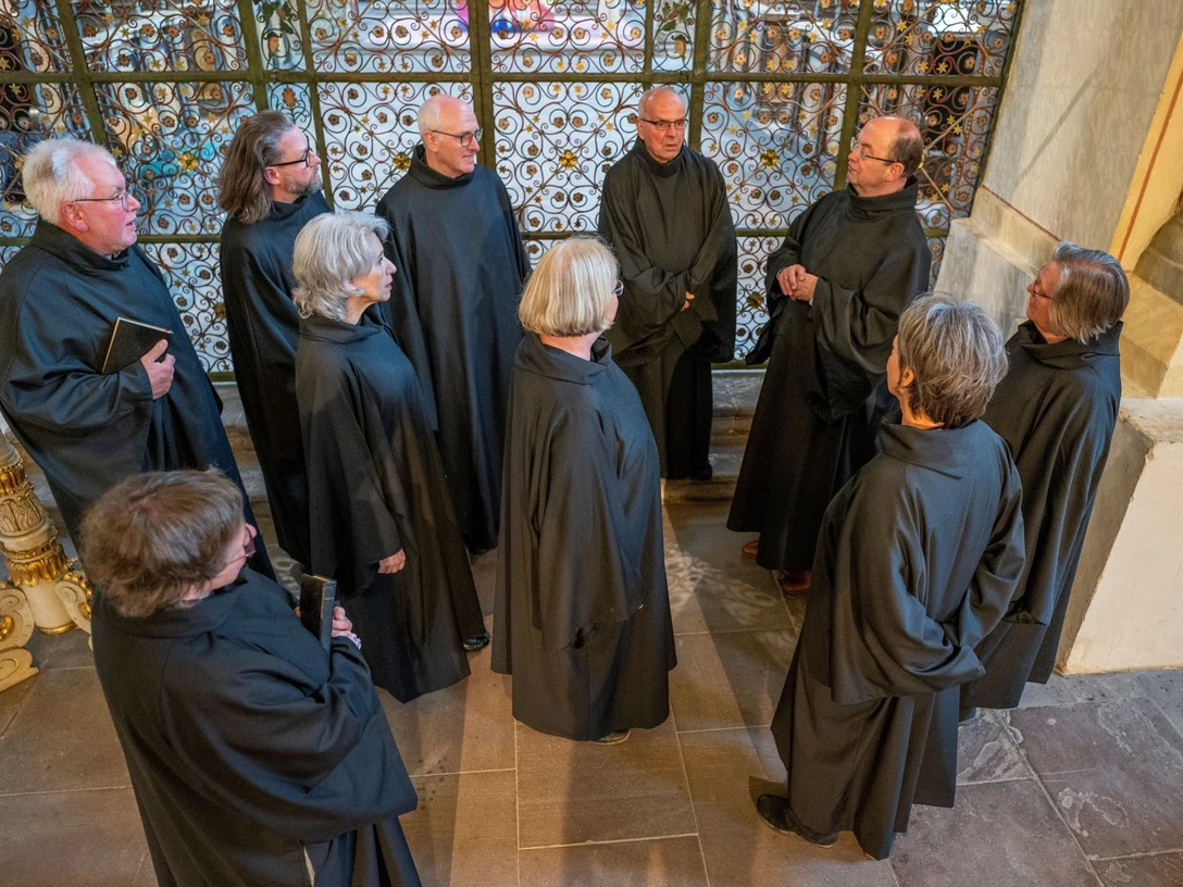 gregorianikschola-mai2021-gitter-von-oben-01 (16x9_1920x1080).jpg