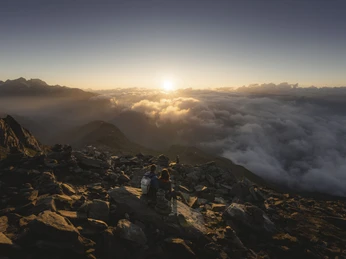 Lever de soleil sur le Valais Sonnenaufgangsfahrt Eggishorn mit Blick über das Wolkenmeer und goldene Sonnenstrahlen über den Walliser AlpenEggishorn sunrise ride with a view over the sea of clouds and golden rays of sunshine over the Valais AlpsVoyage au lever du soleil à l'Eggishorn avec vue sur la mer de nuages et les rayons dorés du soleil sur les Alpes valaisannes