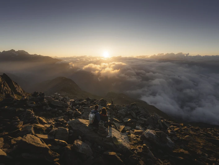 Lever de soleil sur le Valais Voyage au lever du soleil à l'Eggishorn avec vue sur la mer de nuages et les rayons dorés du soleil sur les Alpes valaisannes