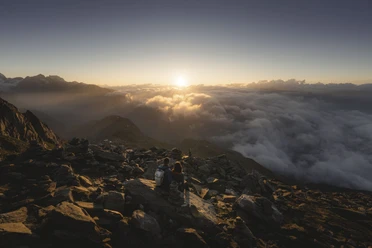 Sonnenaufgang über dem Wallis Sonnenaufgangsfahrt Eggishorn mit Blick über das Wolkenmeer und goldene Sonnenstrahlen über den Walliser Alpen