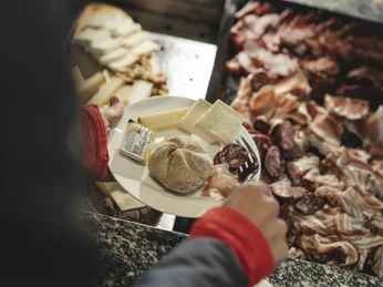 Petit-déjeuner régional au restaurant Alpenlodge Sonnenaufgangsfahrt Eggishorn mit Walliser Bergfrühstück aus Käse, Trockenfleisch und frischem BrotEggishorn sunrise trip with Valais mountain breakfast of cheese, dried meat and fresh bread