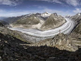 Aussicht auf den Grossen Aletschgletscher 2-für-1 Matterhorn Aletschgletscher mit Blick auf den Gletscher und die umliegenden Walliser Alpen im Sonnenlicht2-for-1 Matterhorn Aletsch Glacier with a view of the glacier and the surrounding Valais Alps in the sunlight2pour1 Glacier d'Aletsch du Cervin avec vue sur le glacier et les Alpes valaisannes environnantes sous le soleil