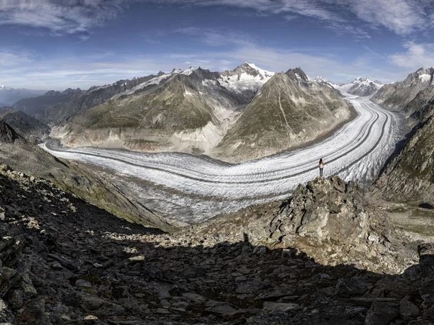 Aussicht auf den Grossen Aletschgletscher 2-für-1 Matterhorn Aletschgletscher mit Blick auf den Gletscher und die umliegenden Walliser Alpen im Sonnenlicht