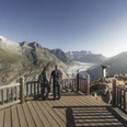 Panorama of the Aletsch Glacier Aletsch Entdeckerpass mit Paar am Aussichtspunkt Moosfluh mit Blick auf den Grossen AletschgletscherAletsch Discovery Pass with couple at the Moosfluh viewpoint with a view of the Great Aletsch GlacierPasseport découverte d'Aletsch avec couple au point de vue de Moosfluh avec vue sur le grand glacier d'Aletsch