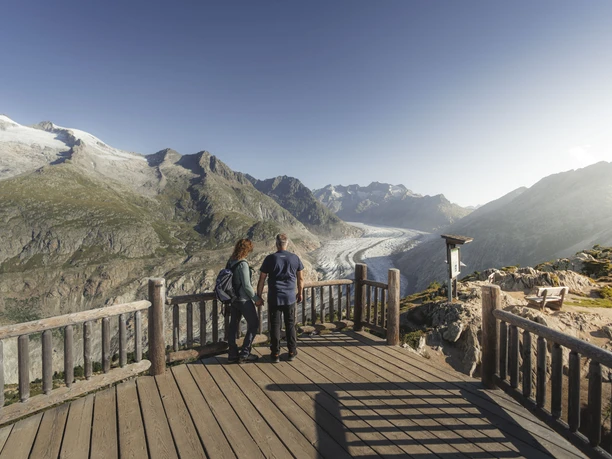 Panorama sur le glacier d'Aletsch Passeport découverte d'Aletsch avec couple au point de vue de Moosfluh avec vue sur le grand glacier d'Aletsch