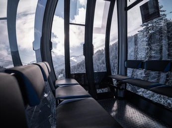 Profiter de la vue pendant le trajet Einzelfahrten Aletsch Arena mit Blick aus der Gondel auf verschneite Wälder und die Walliser AlpenSingle trips Aletsch Arena with a view from the gondola of snow-covered forests and the Valais AlpsCourses individuelles Aletsch Arena avec vue depuis la télécabine sur les forêts enneigées et les Alpes valaisannes
