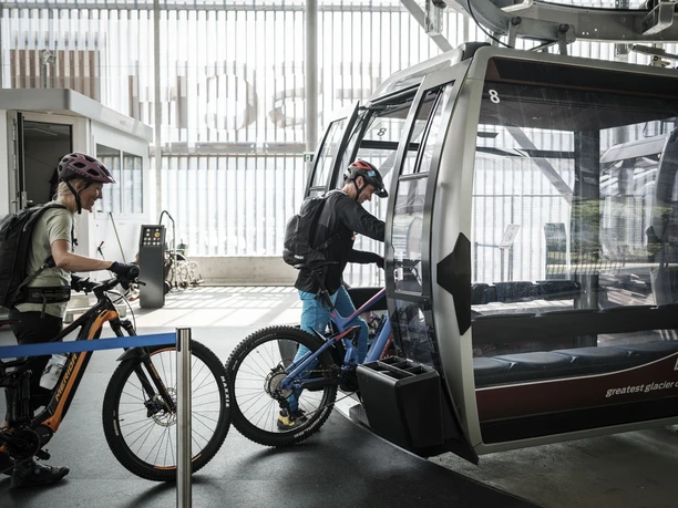 En VTT dans la télécabine - départ de Fiesch Bike Transport Aletsch Arena avec des vététistes à l'entrée de la télécabine Fiesch-Fiescheralp avec des e-bikes