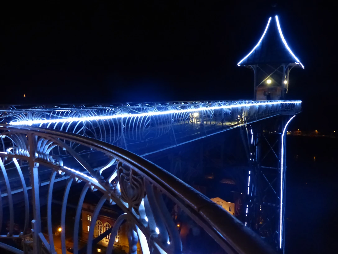 beleuchteter historischer Personenaufzug