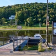 Dampfschiff-Anlegestelle Königstein Anlegestelle an der Elbe mit digitalem Information- und Ticketkiosk, Bäumen im Hintergrund.Landing stage on the Elbe with digital information and ticket kiosk, trees in the background.Molo na Labi s digitálními informacemi a kioskem na prodej vstupenek, v pozadí stromy.Molo na Łabie z cyfrowym kioskiem informacyjnym i biletowym, drzewa w tle.Pier aan de Elbe met digitale informatie- en ticketkiosk, bomen op de achtergrond.Molo sull'Elba con chiosco di informazioni e biglietti digitali, alberi sullo sfondo.