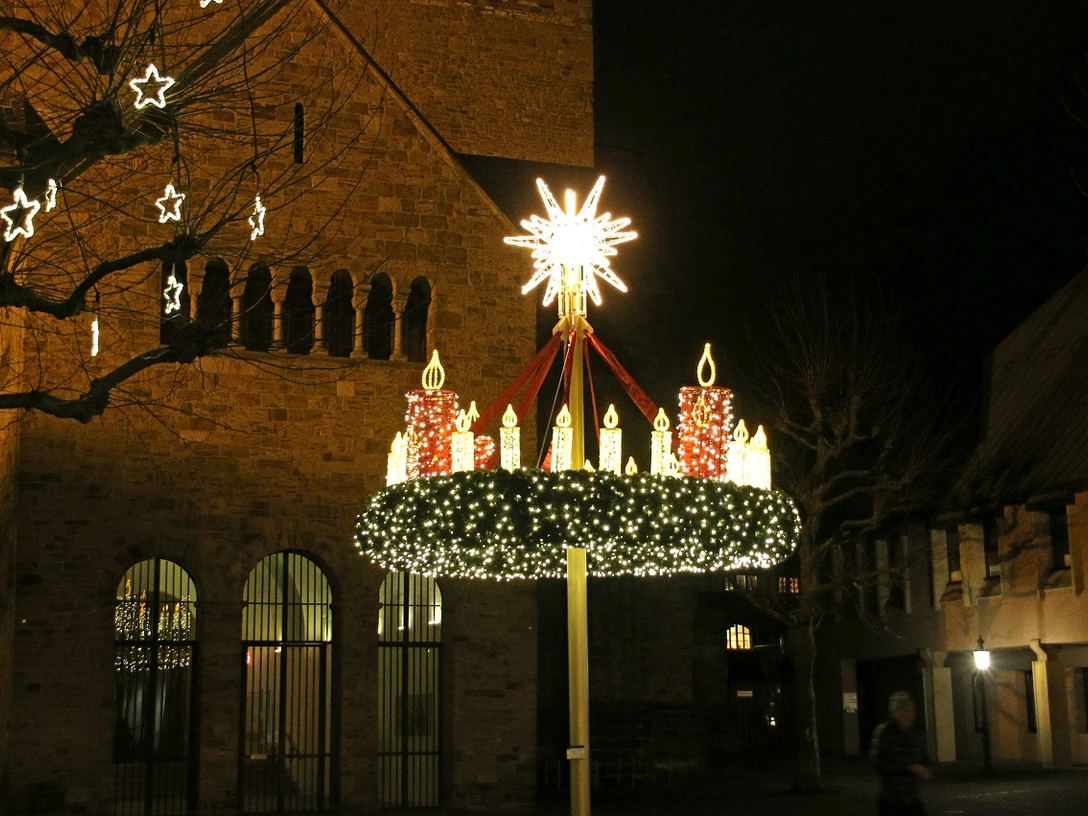 Weihnachten.jpg Das Bild zeigt einen Adventskranz vor dem Dom.