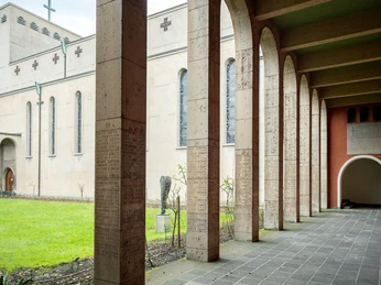 Frankfurt Frauenfriedenskirche Arkadenhof der Frauenfriedenskirche mit GedenksteinenArcaded courtyard of Frauenfriedenskirche with memorial columns