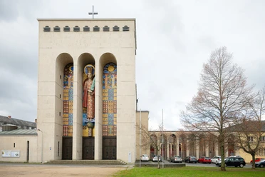 Frankfurt Frauenfriedenskirche Fassade der Frauenfriedenskirche mit Mosaiken und Statue