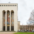 Frankfurt Frauenfriedenskirche Fassade der Frauenfriedenskirche mit Mosaiken und StatueFacade of Frauenfriedenskirche with mosaics and central statue