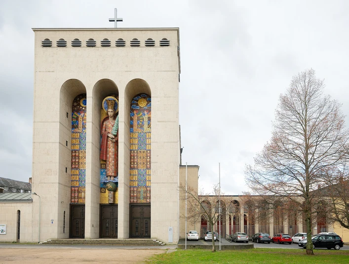 Frankfurt Frauenfriedenskirche Fassade der Frauenfriedenskirche mit Mosaiken und StatueFacade of Frauenfriedenskirche with mosaics and central statue