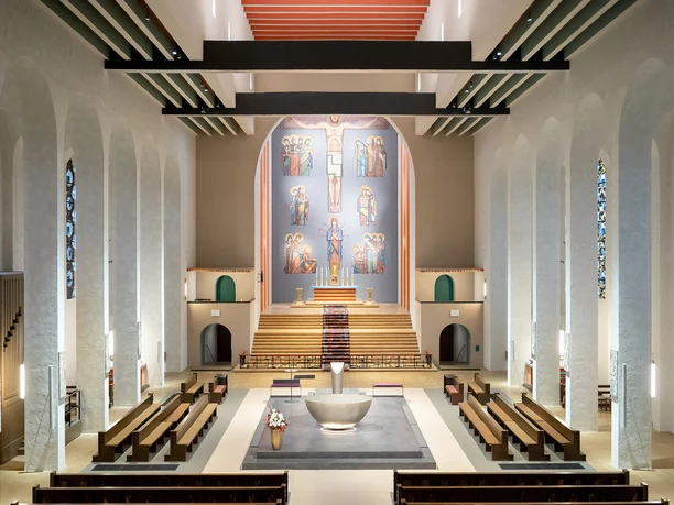 Frankfurt Frauenfriedenskirche Innenraum der Frauenfriedenskirche mit Altar und Wandgemälde