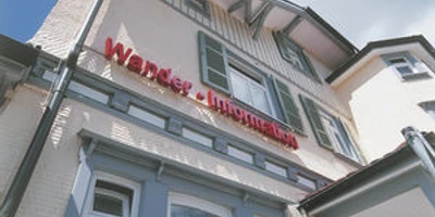 Außenansicht des Wander-Informationszentrums am Bahnhof