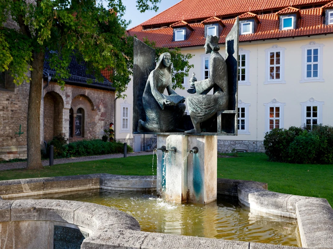 Roswitha-Brunnen_2_Sommer© Stadt Bad Gandersheim Hötzel_web.jpg