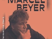 Porträt des Autors Marcel Beyer mit nachdenklichem Ausdruck vor orangenem Hintergrund.