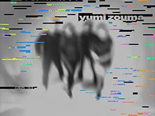 Verschwommene Silhouetten vor einem Hintergrund mit bunten, horizontalen Linien.