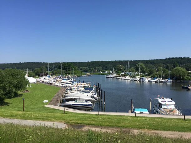 Blick vom Deich auf den Campingplatz©Sandy Gudde.jpg Blick vom Deich auf den Hafen Artlenburg