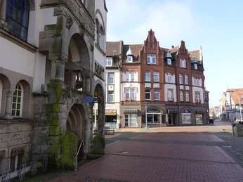 Rathaus Wunstorf mit Eingang zum Keller der Geschichte.JPG