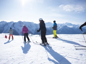 Skier ensemble dans l'Aletsch Arena Gruppen Skipass Aletsch Arena mit Freunden auf der Piste unter blauem Himmel und Panoramablick auf die Walliser AlpenGroup ski pass Aletsch Arena with friends on the slopes under blue skies and panoramic views of the Valais AlpsForfait de ski de groupe Aletsch Arena avec des amis sur les pistes sous un ciel bleu et une vue panoramique sur les Alpes valaisannes