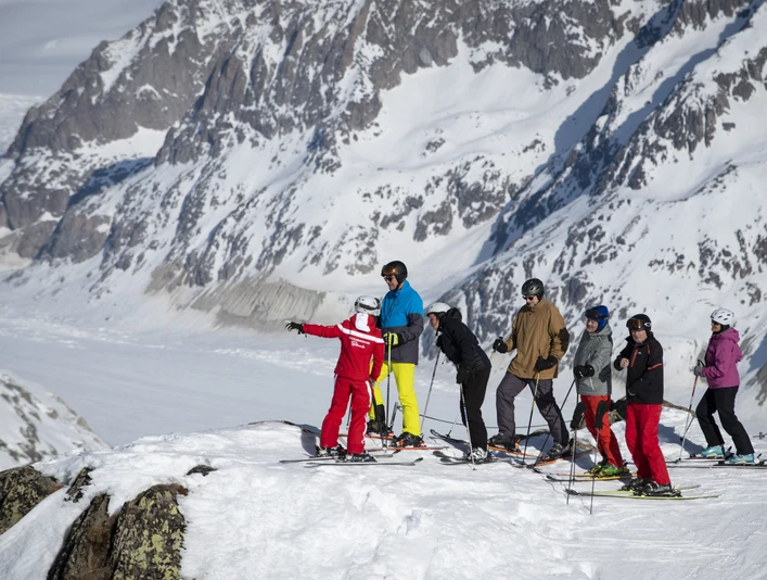 Skigruppe mit Aussicht auf den Aletschgletscher Gruppen Skipass Aletsch Arena mit Skilehrer und Gruppe auf Aussichtspunkt über dem AletschgletscherAletsch Arena group ski pass with ski instructor and group at the viewpoint above the Aletsch GlacierForfait de ski pour groupes Aletsch Arena avec moniteur de ski et groupe sur le point de vue au-dessus du glacier d'Aletsch