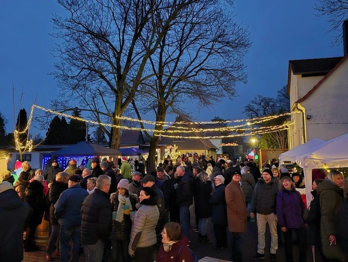 Weihnachtsmarkt Elstertrebnitz - Weihnachten in der Region Leipzig Besucher auf dem Weihnachtsmarkt von Elstertrebnitz in festlicher Abendstimmung.