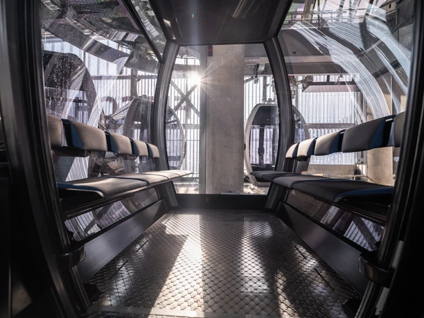 Moderne Gondelbahn der Aletsch Bahnen In der modernen Gondelbahn Fiesch–Eggishorn erleben Gäste bei der Mehrfahrt Aletsch Arena stilvollen Komfort und beste Aussicht