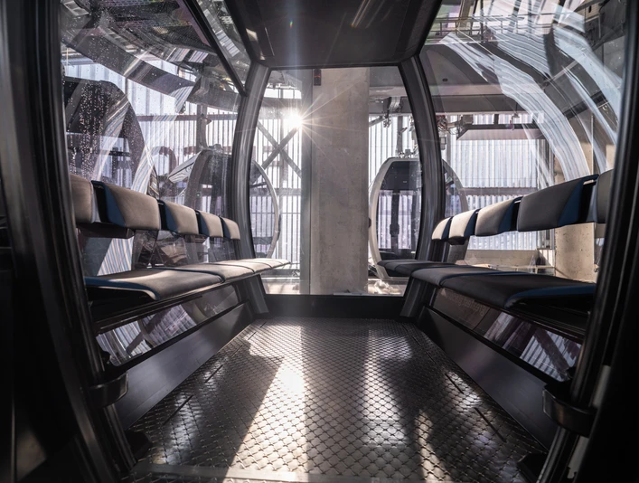 Moderne Gondelbahn der Aletsch Bahnen In der modernen Gondelbahn Fiesch–Eggishorn erleben Gäste bei der Mehrfahrt Aletsch Arena stilvollen Komfort und beste AussichtOn the modern Fiesch-Eggishorn gondola lift, guests experience stylish comfort and the best views on the Aletsch Arena multi-rideDans la télécabine moderne Fiesch-Eggishorn, les visiteurs profitent d'un confort élégant et d'une vue exceptionnelle lors de leur voyage à plusieurs dans l'Aletsch Arena.