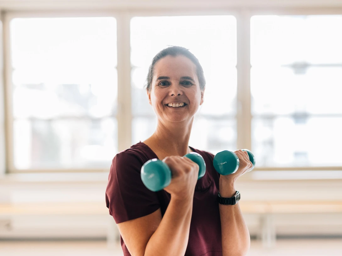 Aktiv im Winter_Frau mit Hanteln
