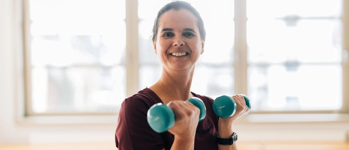 Aktiv im Winter_Frau mit Hanteln