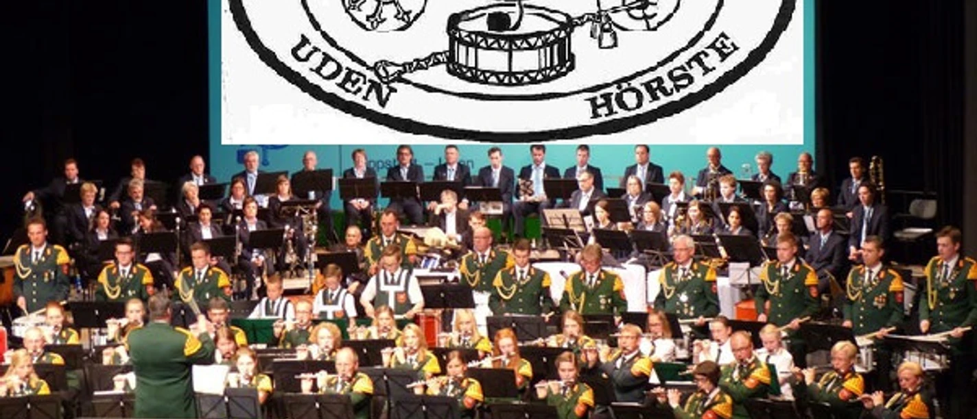 Foto Bühne mit Emblem.jpg